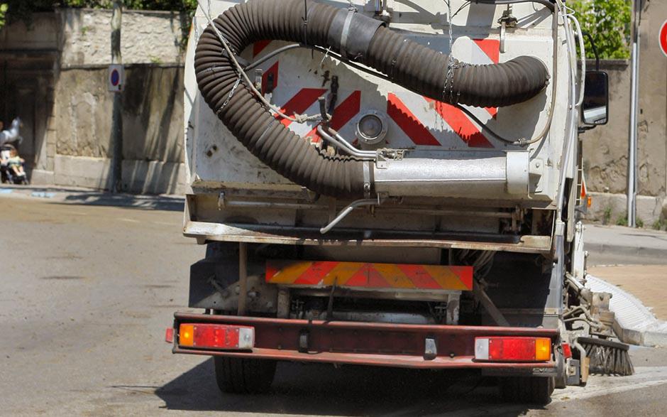 comment déboucher un wc avec une bouteille Courbevoie